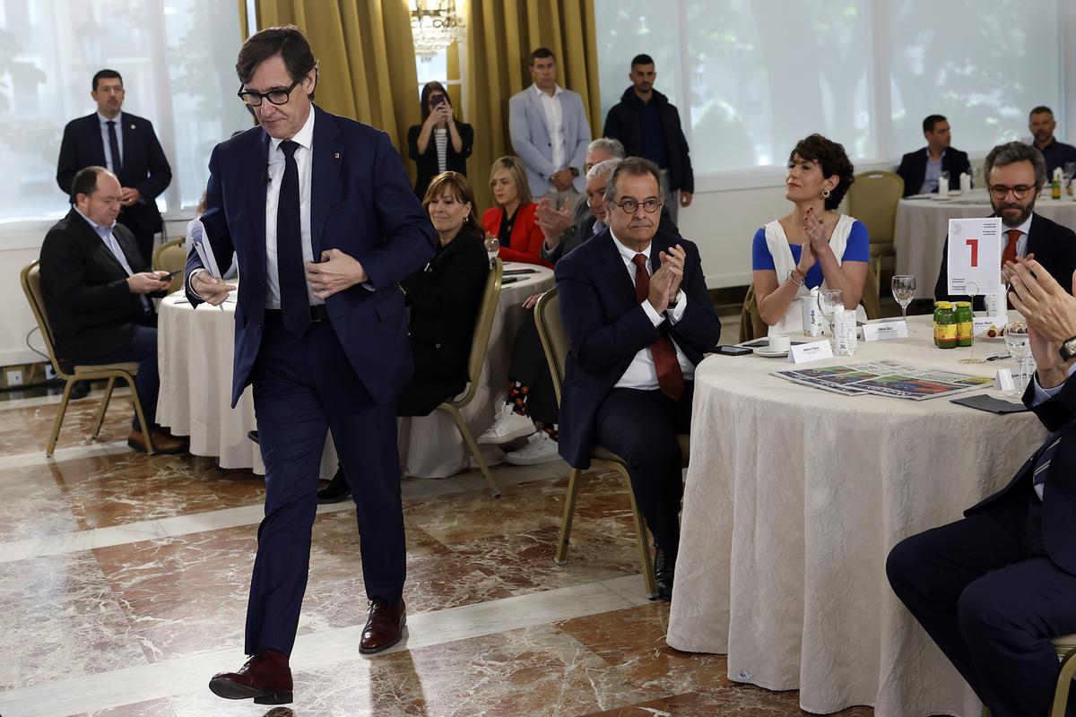Desayuno informativo con Salvador Illa en Pamplona organizado por Diario de Noticias y EL PERIÓDICO. En la imagen, Salvador Illa se dirige al estrado en presencia, entre otros, de Albert Sáez, director de El Periódico de Catalunya; la ministra Elma Saiz, y Aitor Moll, consejero delegado de Prensa Ibérica.