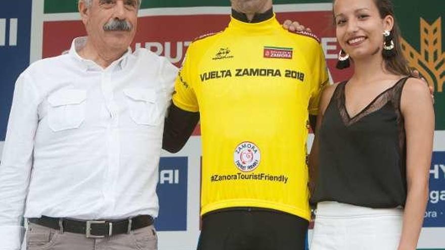 Pascual recibió el maillot amarillo de manos de José Luis Bermúdez.