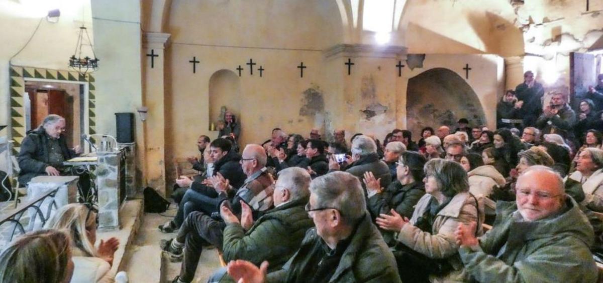 Prop d’un centenar de persones van assistir a la presentació a la vall. | IRENE OKIS