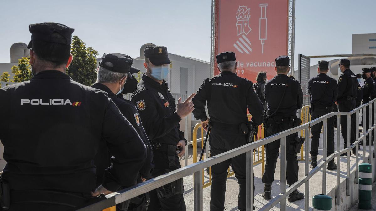 Policías hacen cola para vacunarse.