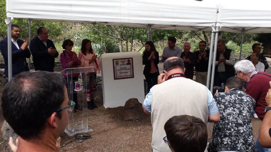 Descubrimiento de la placa dedicada a Adolfo Santana en el área recreativa de Arenales