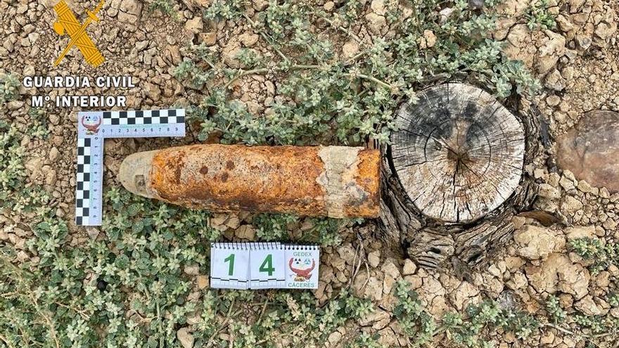 Proyectil de artillería de la Guerra Civil Española encontrado en Peñalsordo.