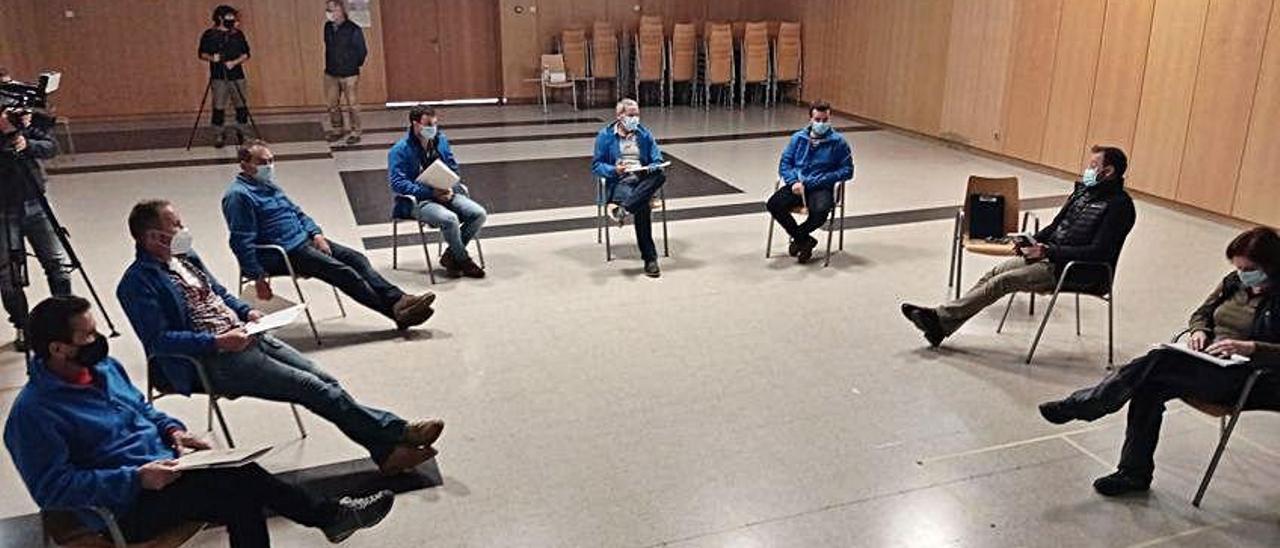 Los ganaderos, reunidos ayer en Tullidi con Gerardo Báguena y Concepción Gálvez, a la derecha.