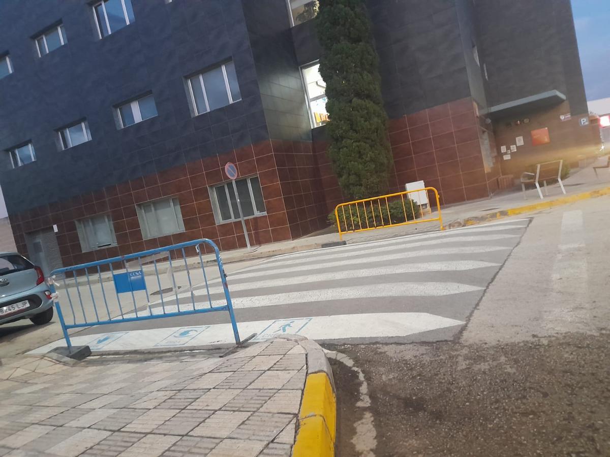 Obras para rebajar las aceras en el centor de salud.