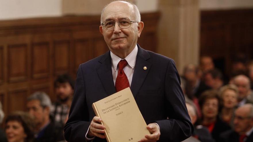 &quot;Sólo los dirigentes con pocas luces dicen que no se puede oficializar el asturiano&quot;, dice Xosé Lluis García Arias