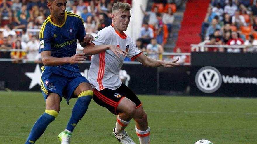 El céltico Brais Méndez disputa el balón a un rival durante el partido de fase de ascenso disputado ayer en Mestalla. // Superdeporte