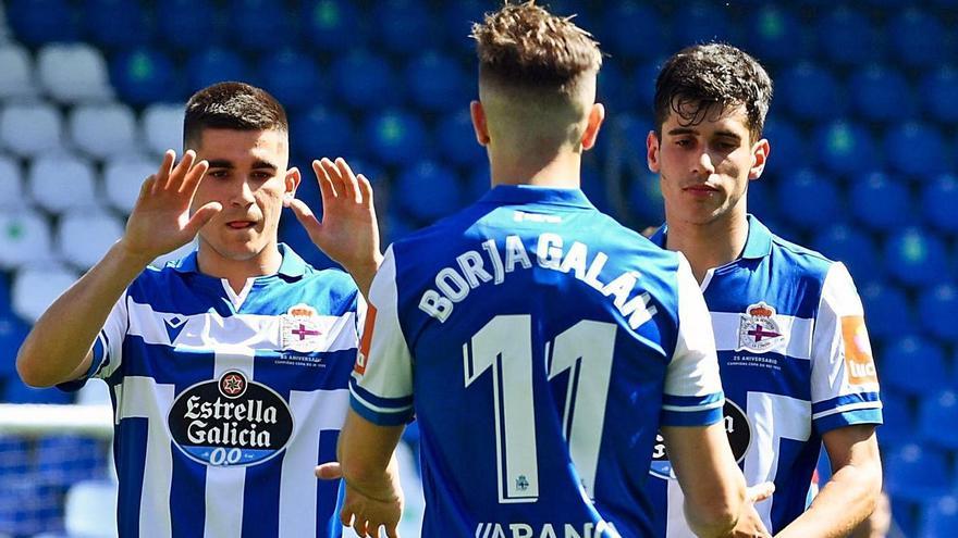 Borja Galán celebra con Valín y Villares su gol de ayer contra el Zamora. |  // CARLOS PARDELLAS