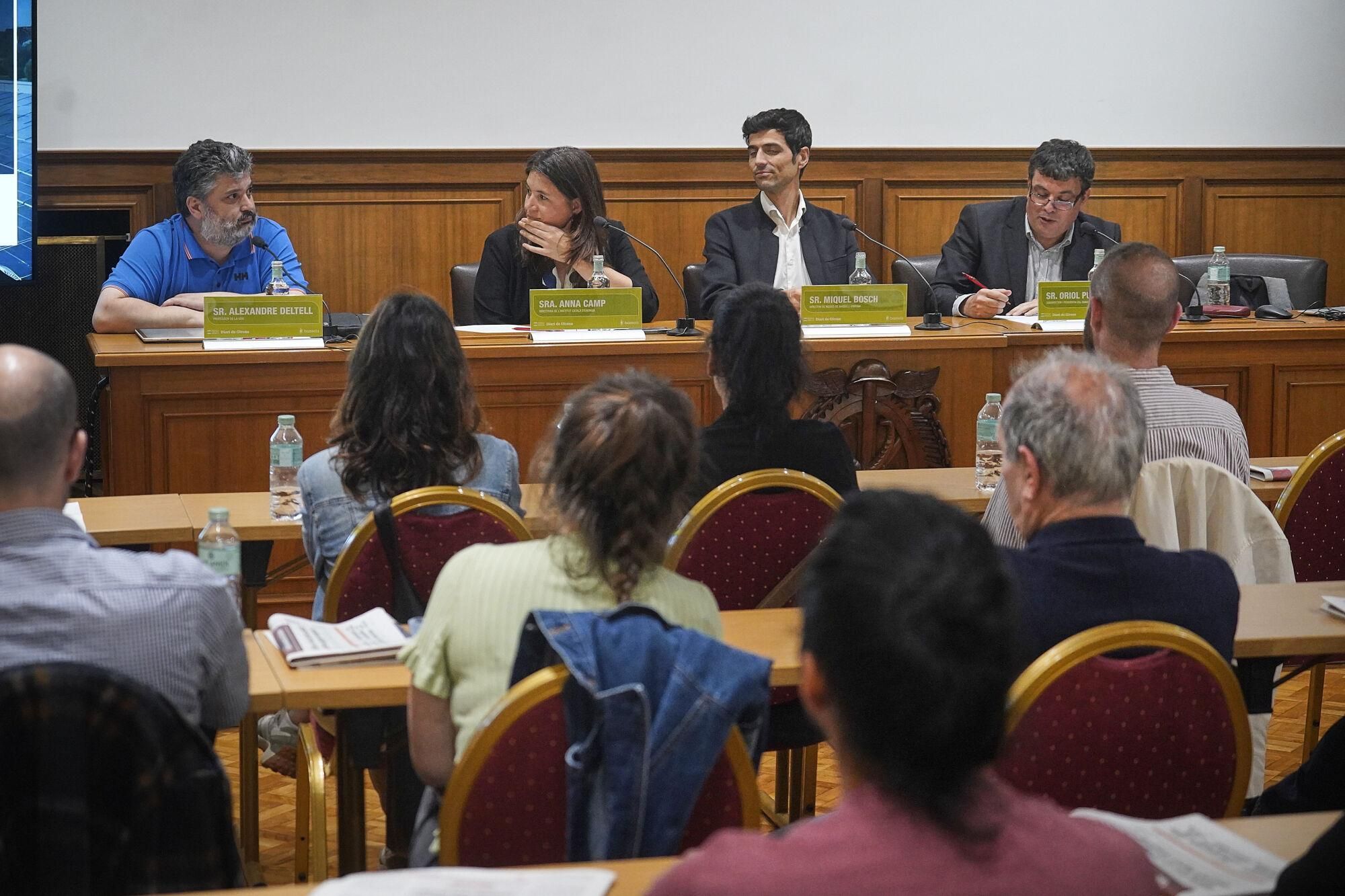 Girona cambra comerç jornada del diari «Temps de decidir: renovables, nuclears i el repte d’una energia sense sobresalts» Miquel Bosch, Director de negoci de Bassols Energia, Olot Prof. Alexandre Deltell, Universitat de Girona, enginyer de Fluids, Energia i Medi Ambient. Sra. Anna Camp, Directora de l’Institut Català d’Energia de Catalunya, Generalitat de Catalunya