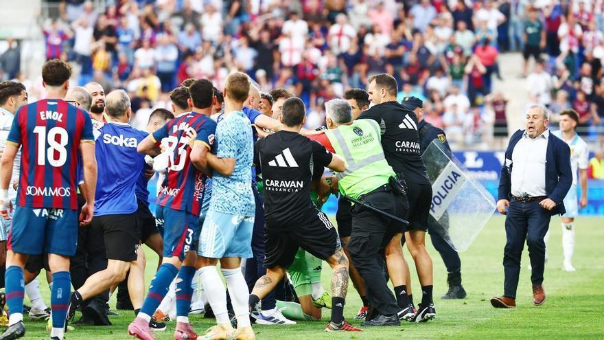 El Huesca lanza un comunicado para defender el "comportamiento ejemplar" de Pulido y su "respeto hacia compañeros, rivales, árbitros y aficionados"