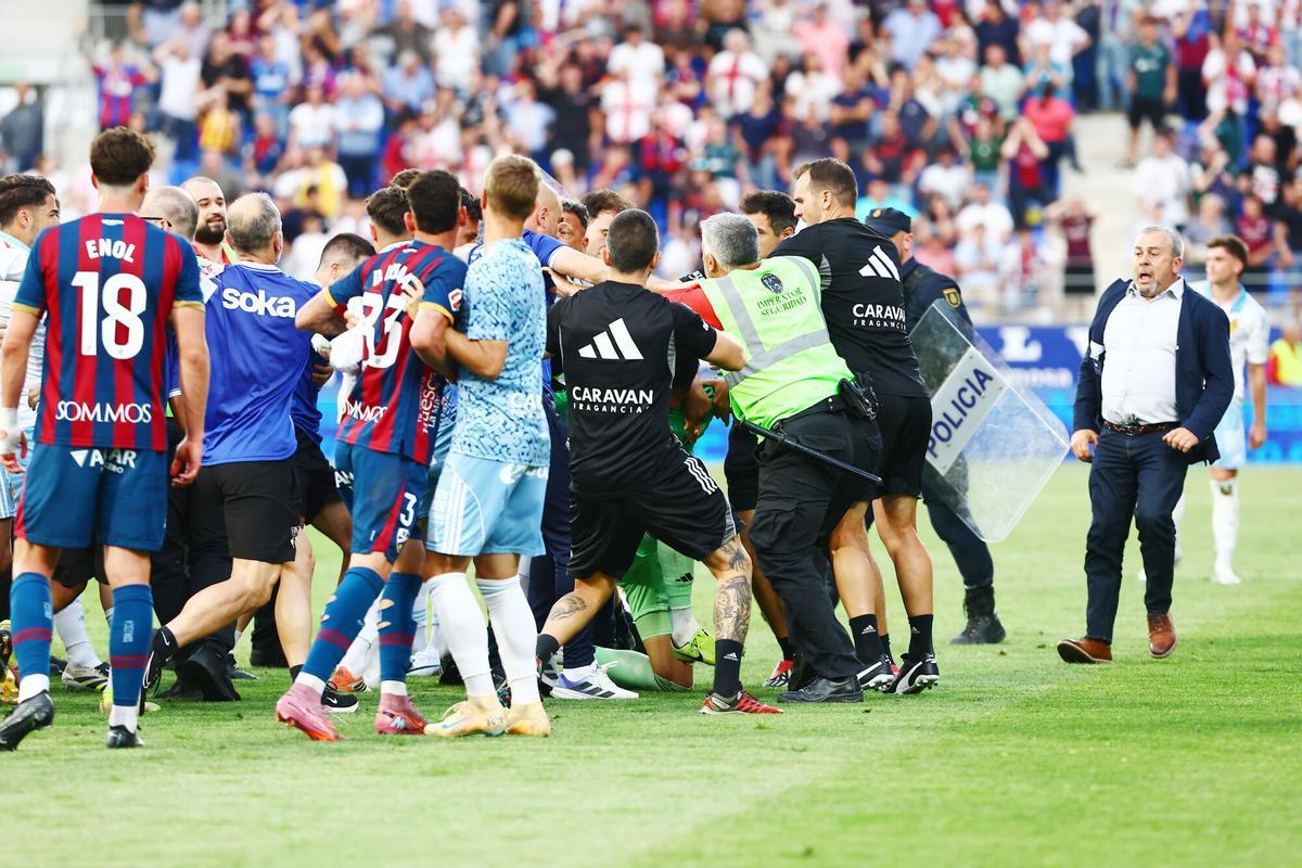 Un momento de la trifulca entre jugadores del Huesca y del Real Zaragoza tras el puñetazo de Andrada a Pulido.