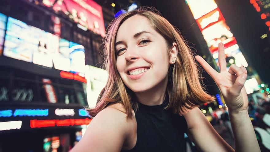 Una joven se hace un selfi en Times Square (Nueva York).