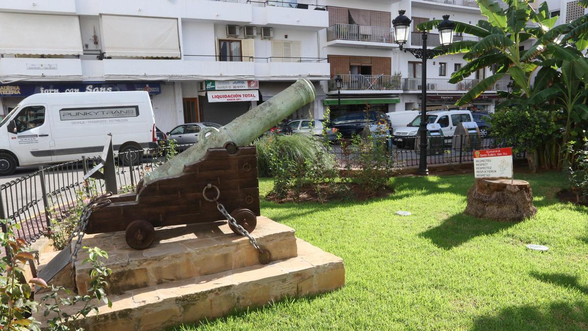 El cañón en la plaza Isidor Macabich de Santa Eulària, previo a las reformas.