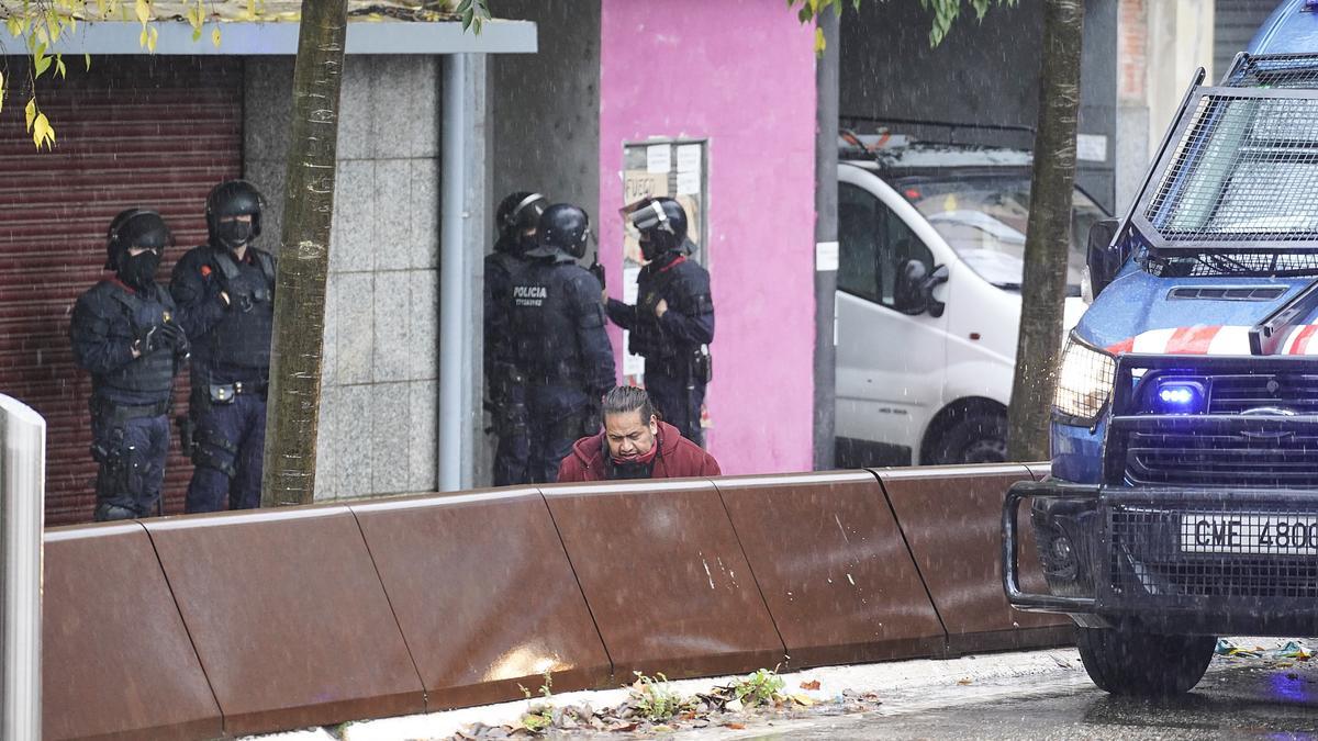 Tallat l'accés al carrer del Carme per protestar contra uns desnonaments