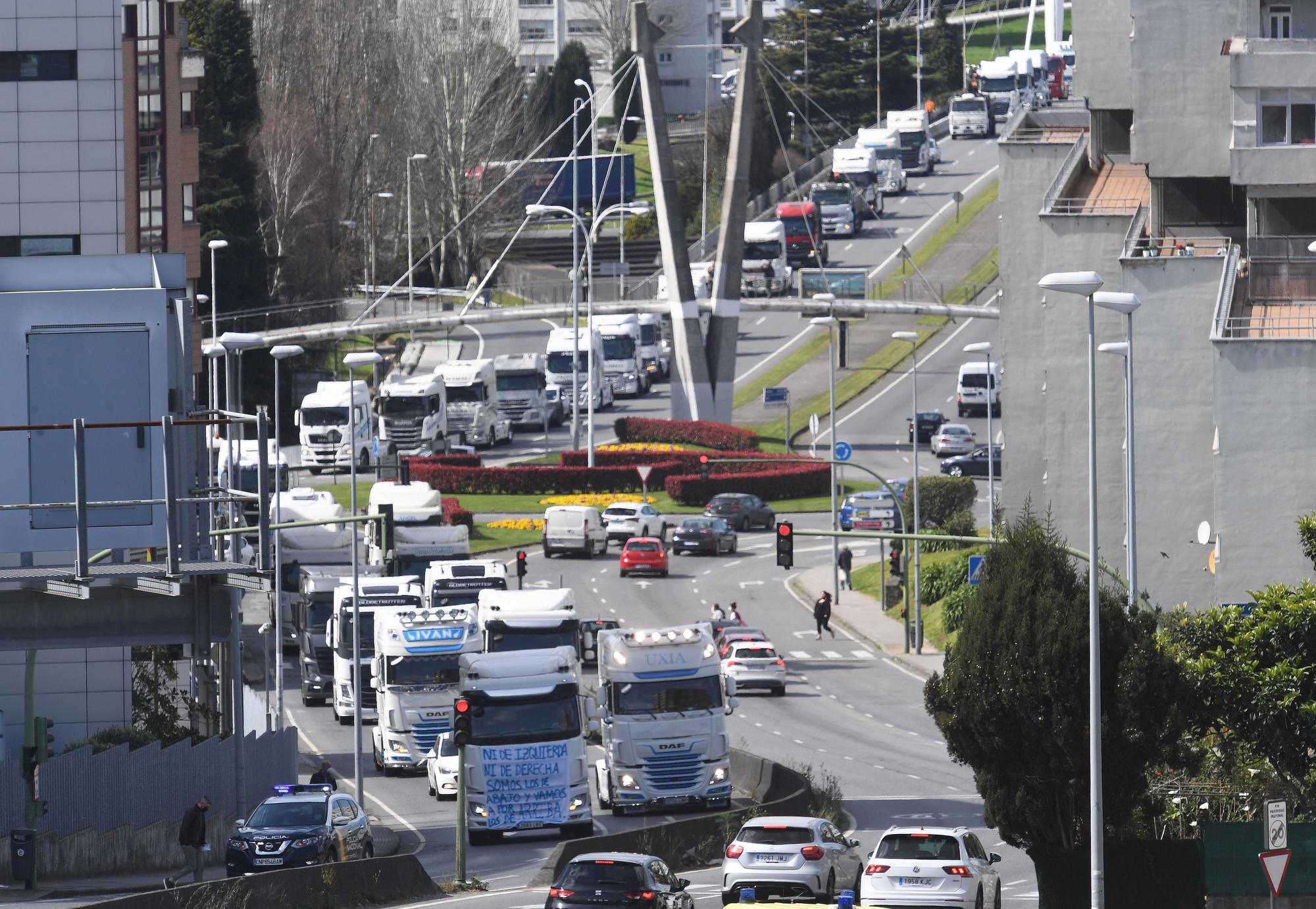 Una caravana de 200 vehículos protesta en A Coruña en el octavo día de huelga