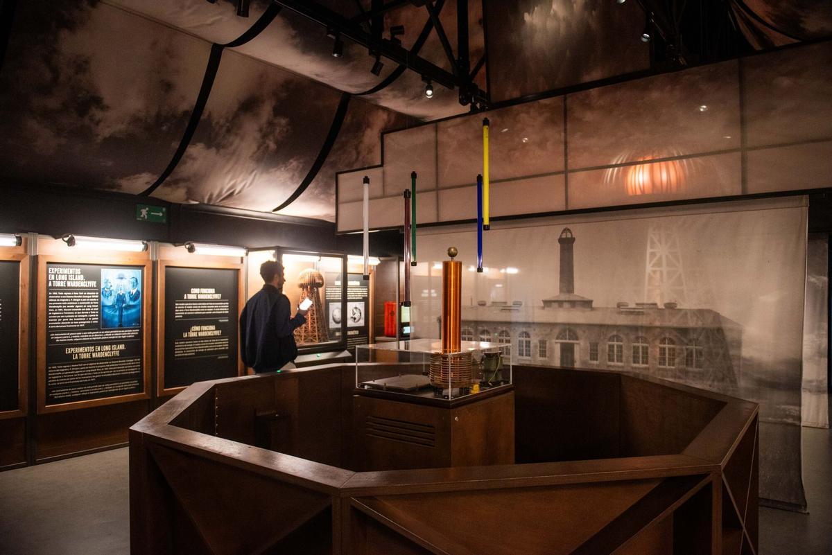La muestra itinerante, organizada por la Fundación La Caixa, recorre la vida y obra del ingeniero serbio, figura clave en la historia de la ciencia gracias al desarrollo de inventos que marcaron el siglo XX.