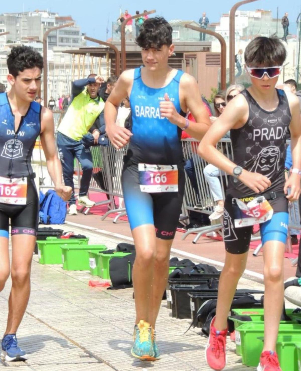 Dani, Pablo y Lucas arrancan la carrera a pie. |  // LOC