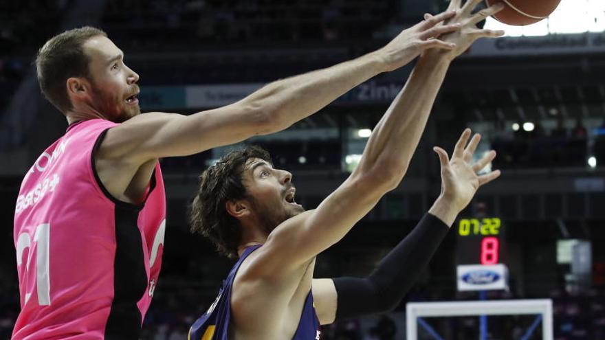 Ante Tomic pierde la pelota ante Alec Brown.