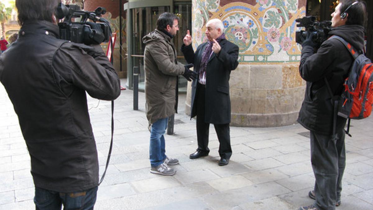 Jordi Évole entrevista al periodista Jesús G. Albalat  (en el centro junto al presentador) en el programa Salvados de esta noche.