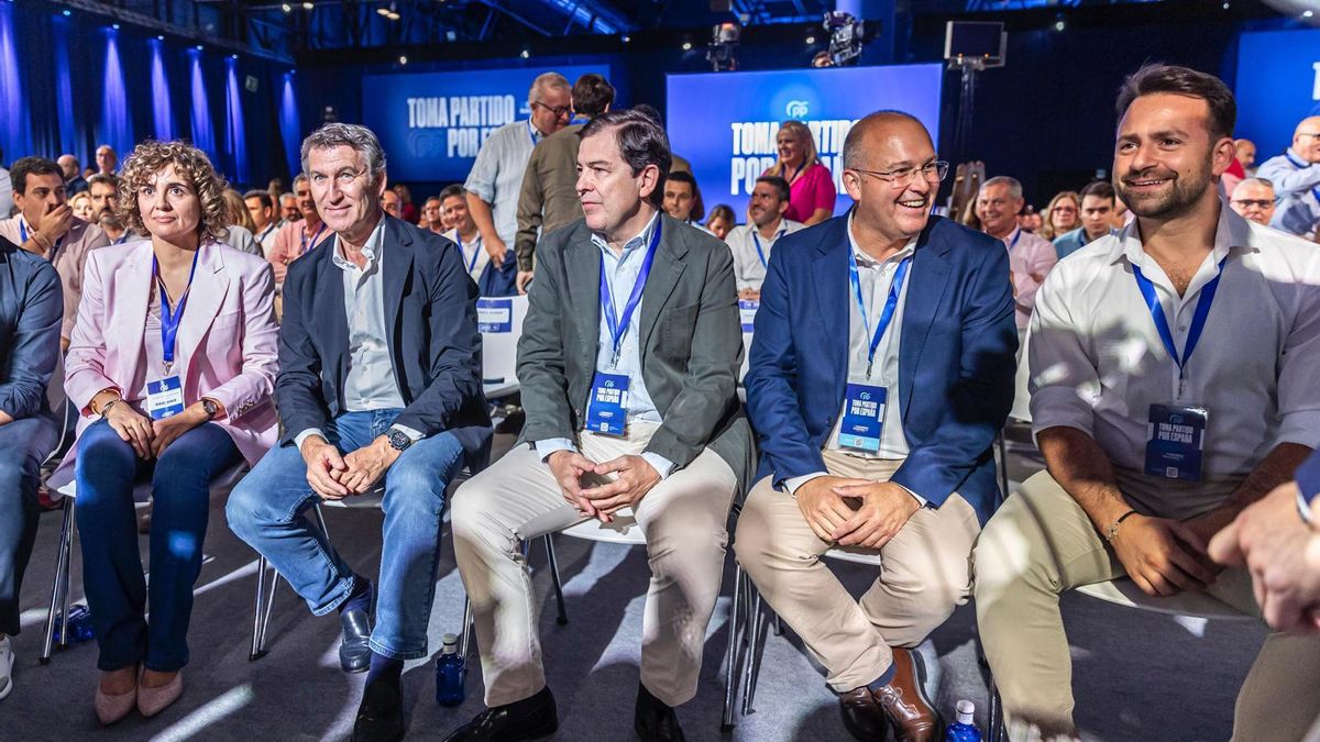 Álvaro Queipo, a la derecha, junto a Miguel Tellado, hoy en el congreso del PP