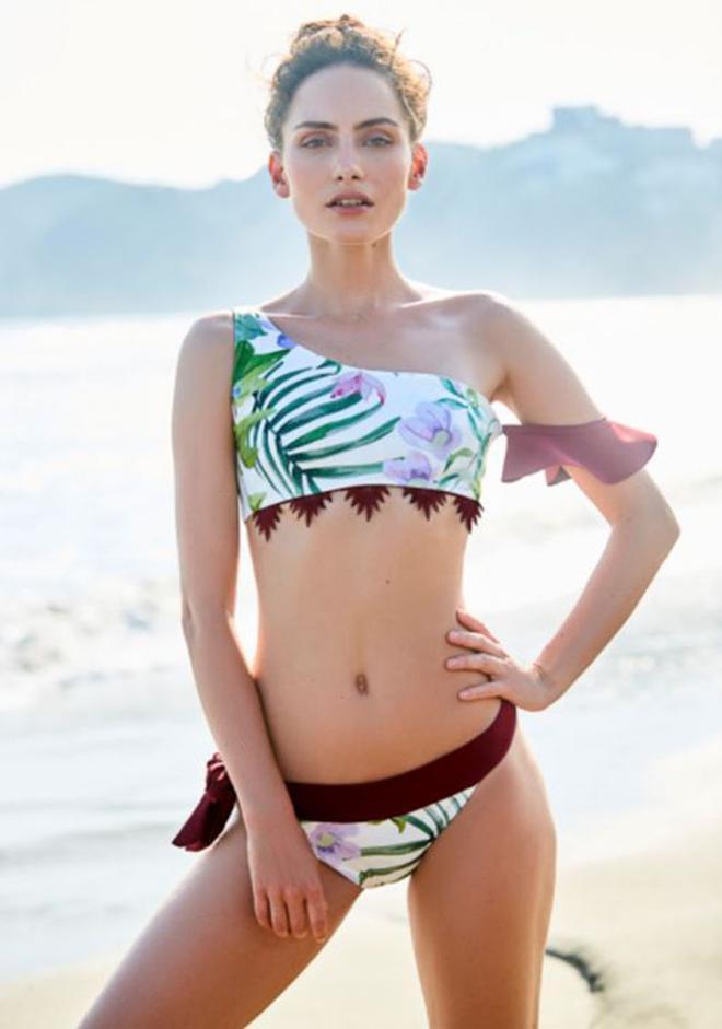 Bikini lucido por Paula Echevarría de la firma Akai