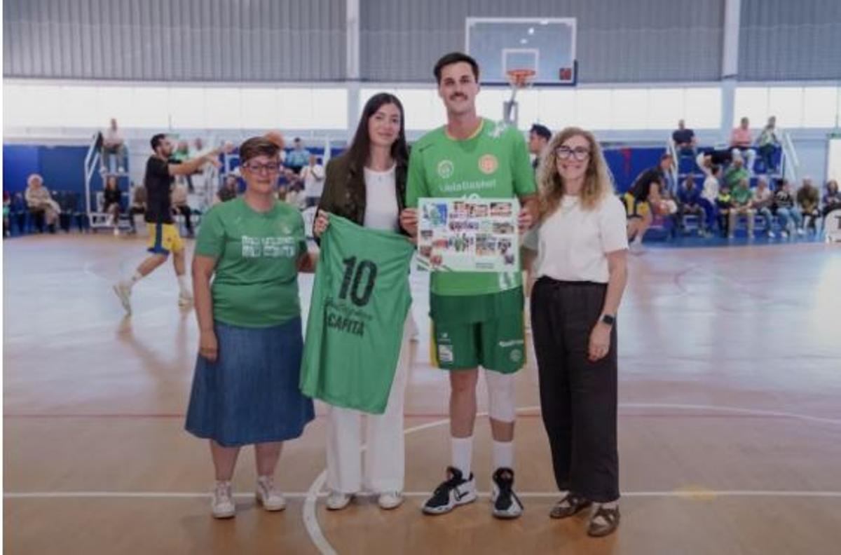 El CB Sueca rindió homenaje a su capitán en su último partido con el club.