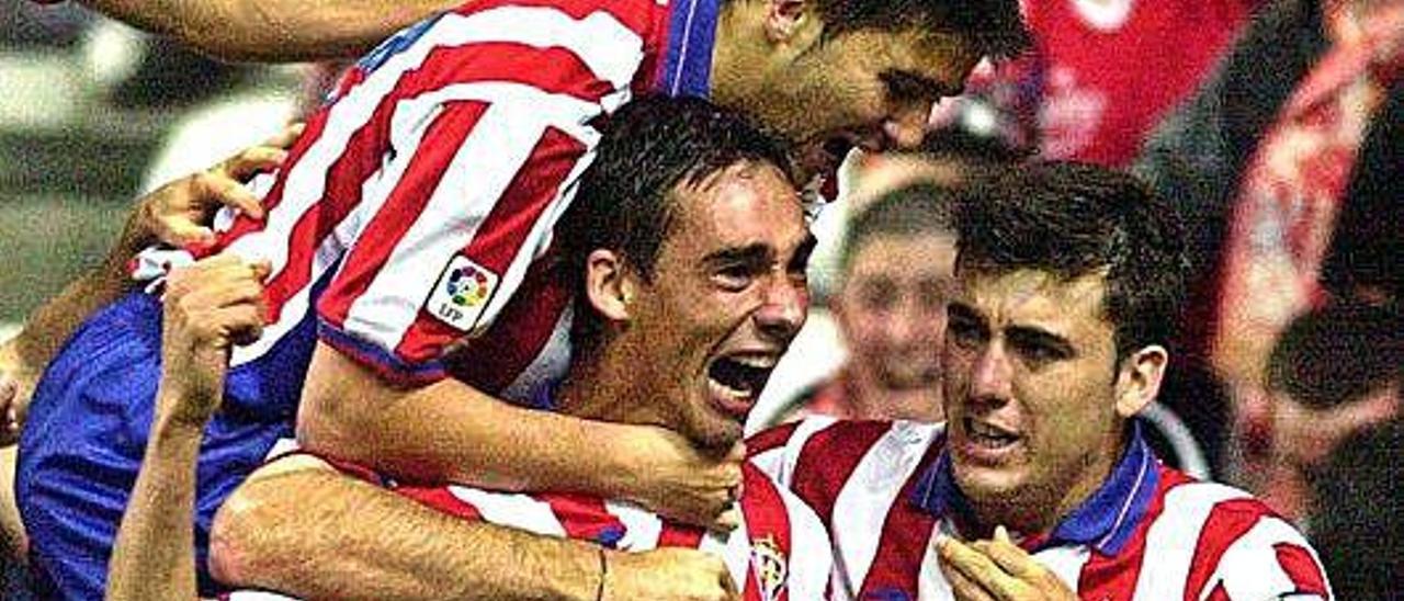 Pablo Amo celebra con Villa y Juan su gol al Oviedo en partido de Copa.