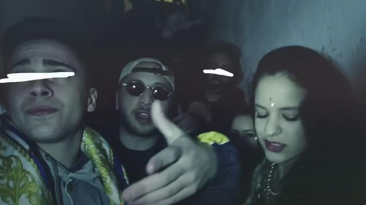 Rosalía, a la derecha, en el videoclip de 'Saturno', con Dano en el centro.