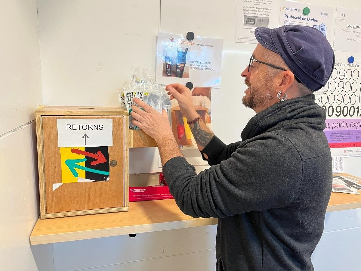 Un professional al CAS Girona, al punt de repartiment de xeringues.
