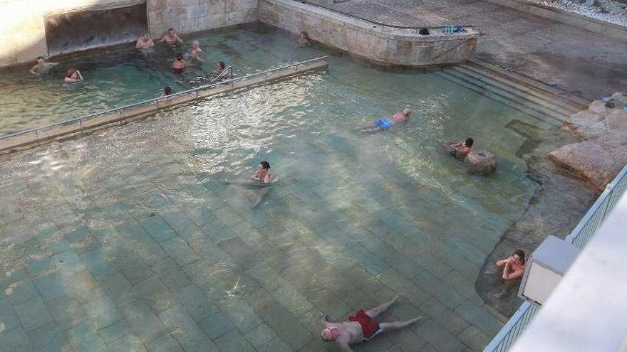 La piscina termal de As Burgas, ayer por la mañana. // Iñaki Osorio