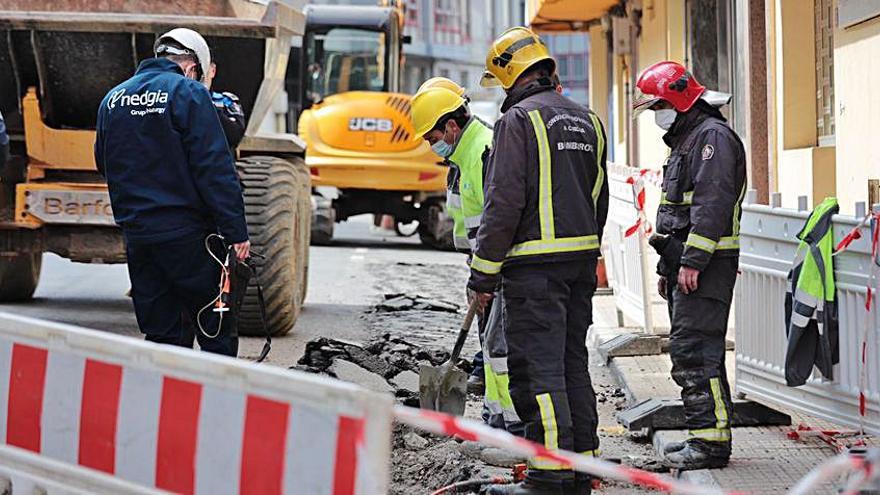 Personal de seguridad y de la empresa, ayer, en el punto. |   // L. O.