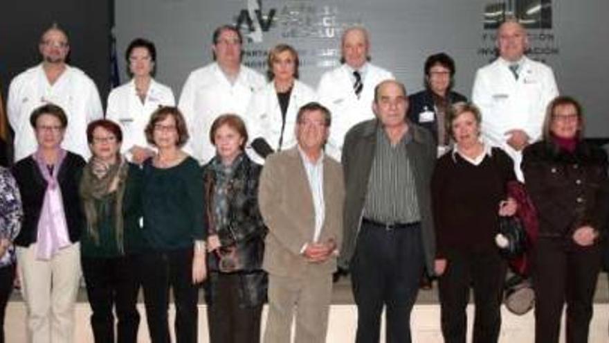 Los jubilados posaron junto al equipo directivo del Hospital General.