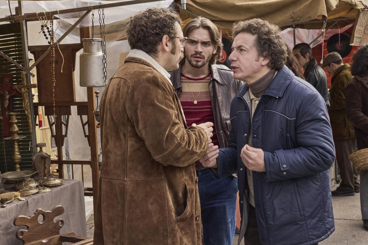 Raúl Arévalo, Vito Sanz y Gabriel Guevara, en una escena de la serie de televisión ‘Por cien millones’
