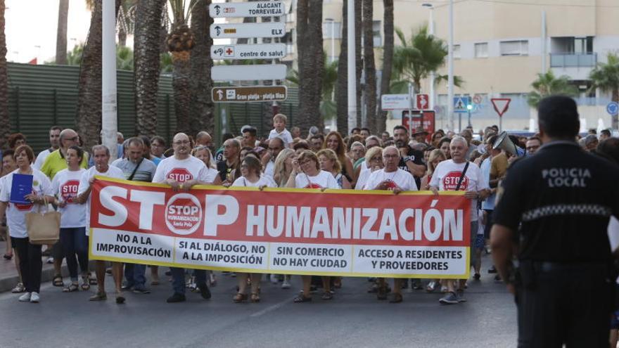 Los comerciantes se vuelven a manifiestar contra el cambio de calles en Santa Pola