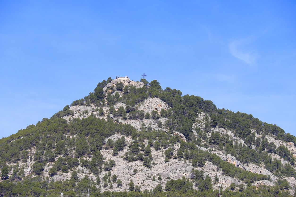 La ermita de San Cristóbal en la Sierra de Mariola