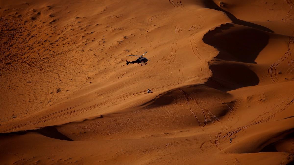 Un piloto entre las espectaculares dunas del desierto saudí