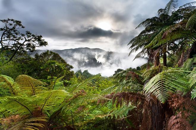 Cráter Echo en el valle volcánico de Waimangu Nueva Zelanda