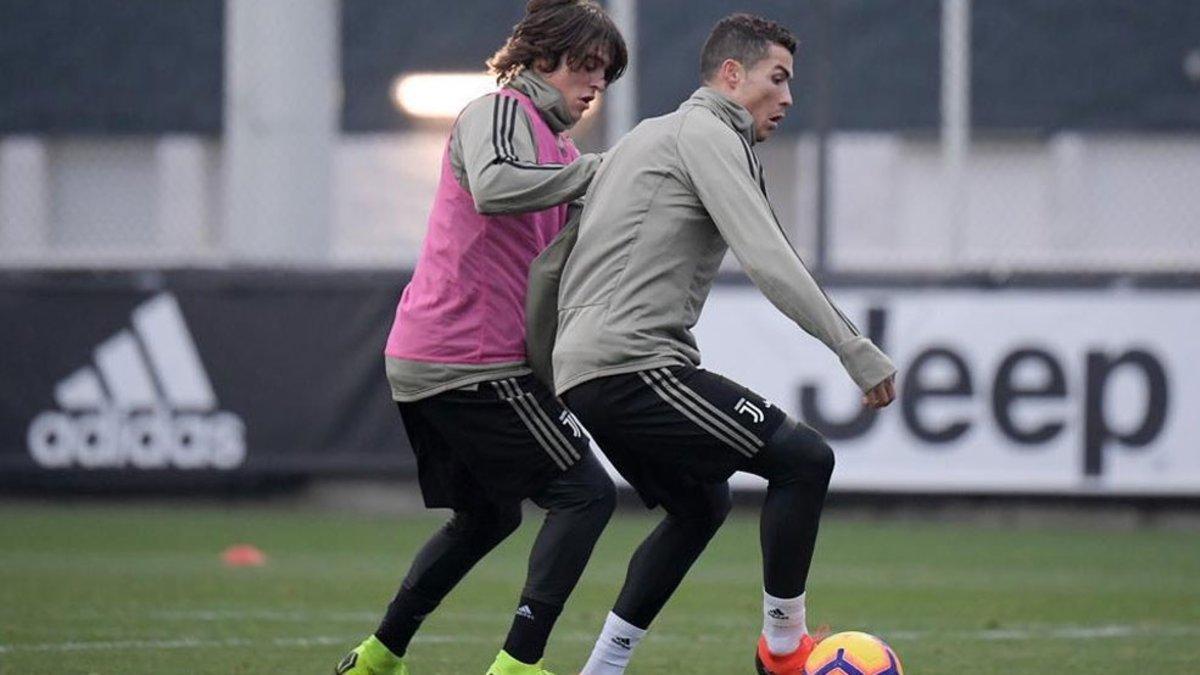 Pablo y Cristiano en la disputa de un balón durante la sesión preparatoria