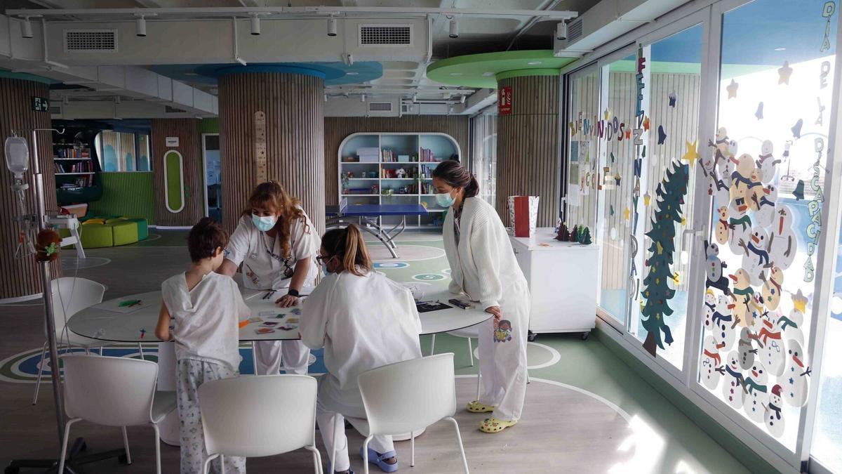 Un paciente juega en la ludoteca del Hospital Materno Infantil de Málaga