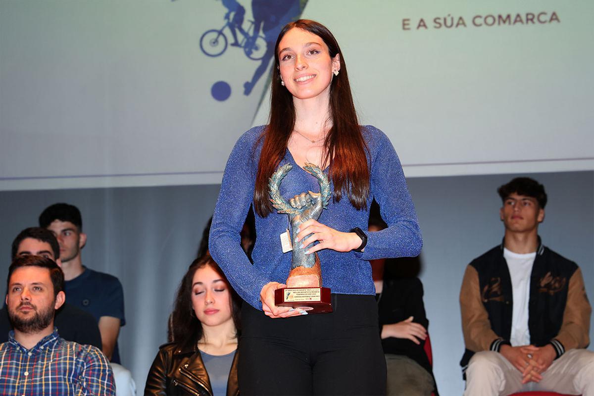 Ainhoa Repáraz, ayer en el Teatro Afundación, recibiendo el premio