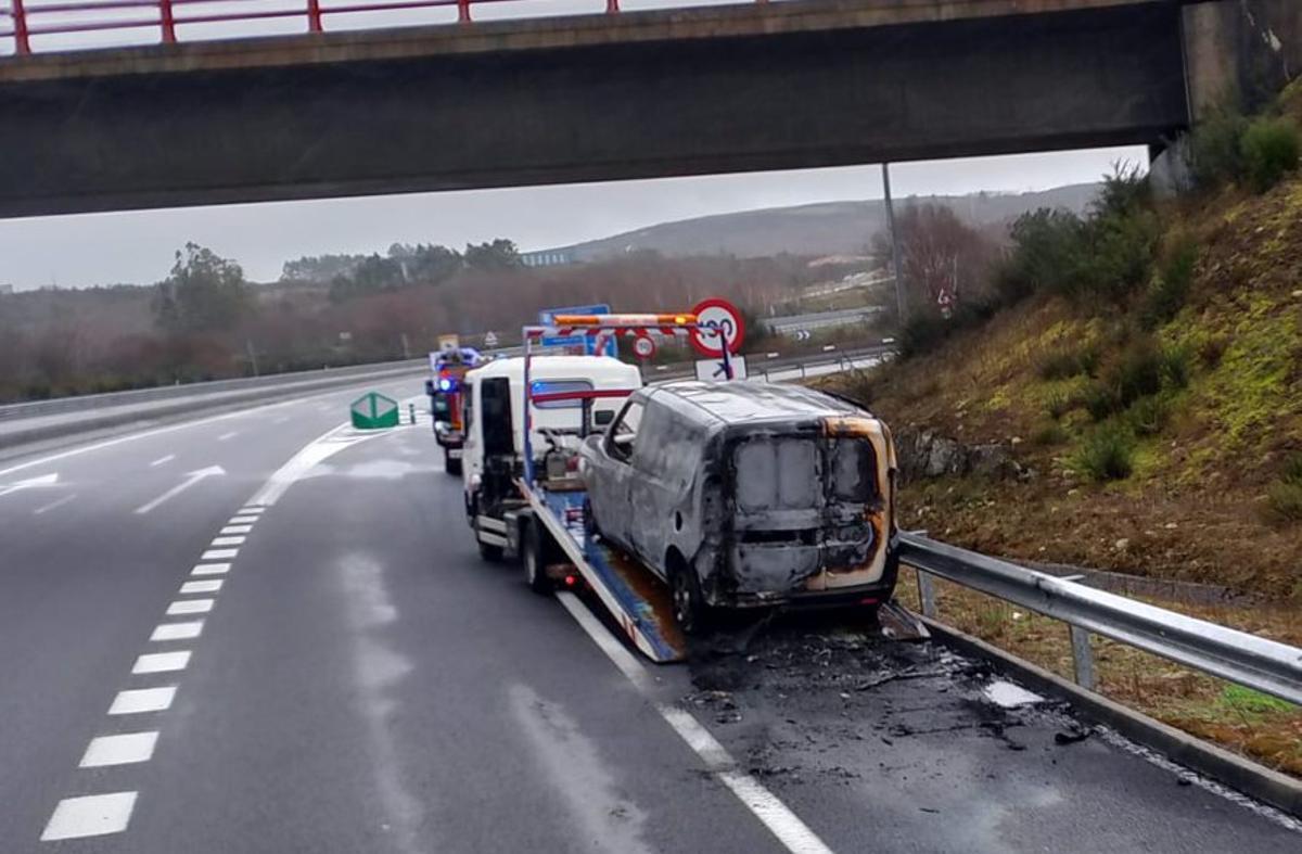Estado del vehículo que ayer ardió en la AG-53, en Dozón. | BOMBEIROS DE DEZA-TABEIRÓS