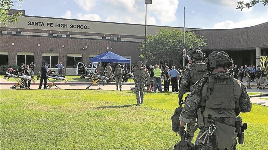Al menos diez muertos en un tiroteo en un instituto de Texas
