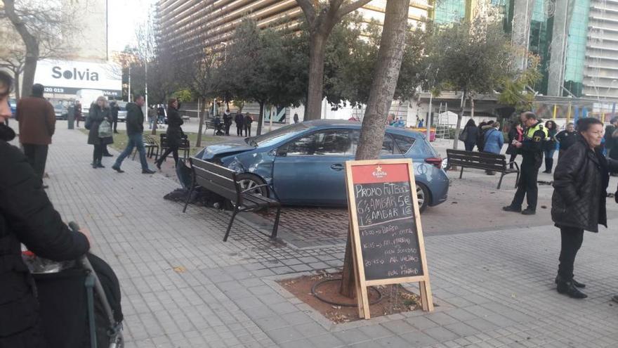 Una conductora colisiona y atraviesa la plaza España