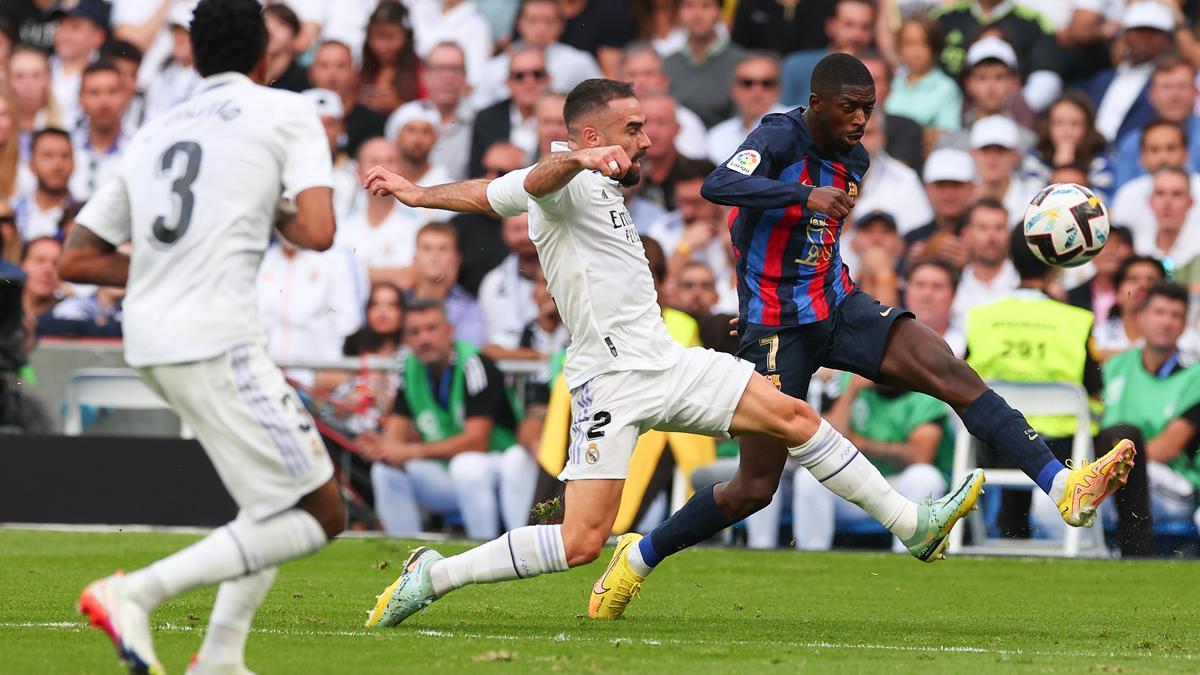 Carvajal, en una acción con Dembélé