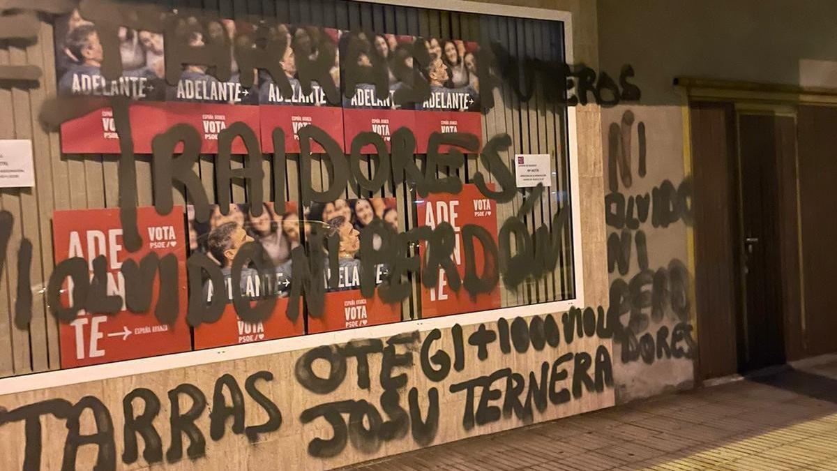Estado en que ha aparecido la fachada de la sede del PSOE de Llanera, en Posada.