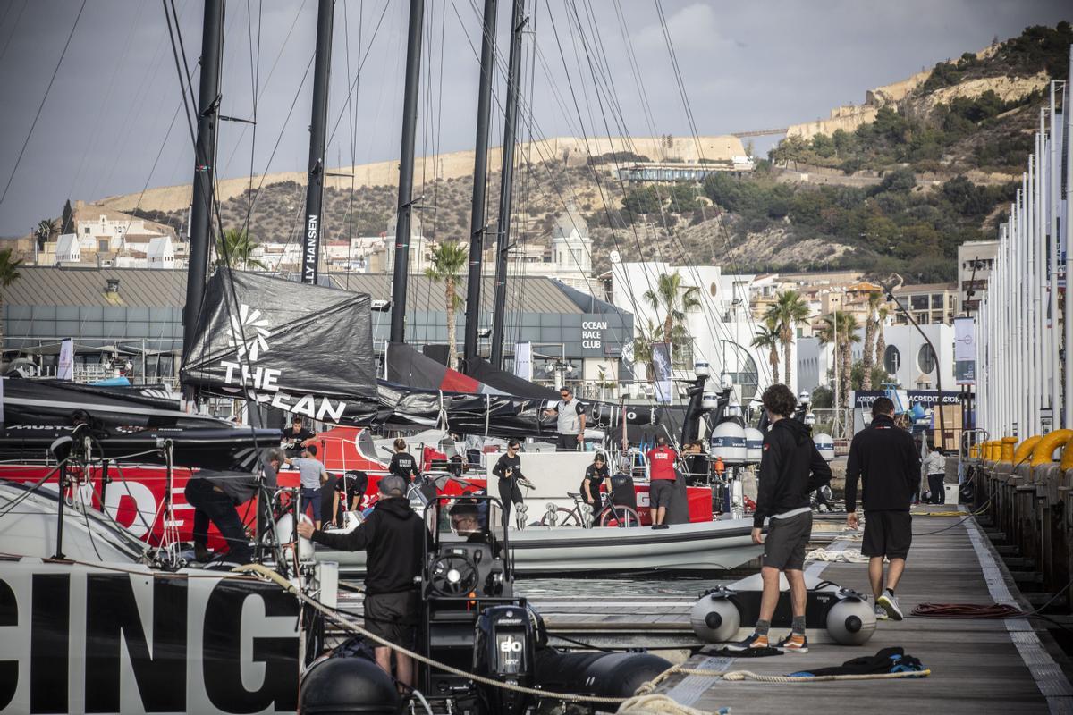 Barcos de la Ocean Race con el Castillo de Santa Bárbara al fondo