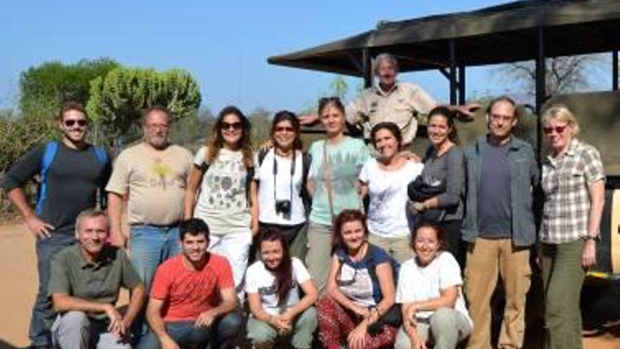 Dos participantes en el proyecto trabajan con insectos y, al lado, foto de familia de los integrantes de Flyhigh en Sudáfrica.