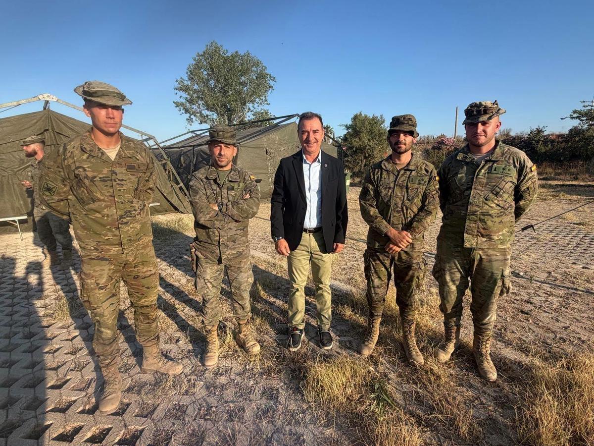 Robert Raga con los militares desplazados.