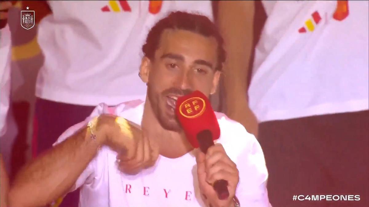 Cucurella canta su canción en Cibeles