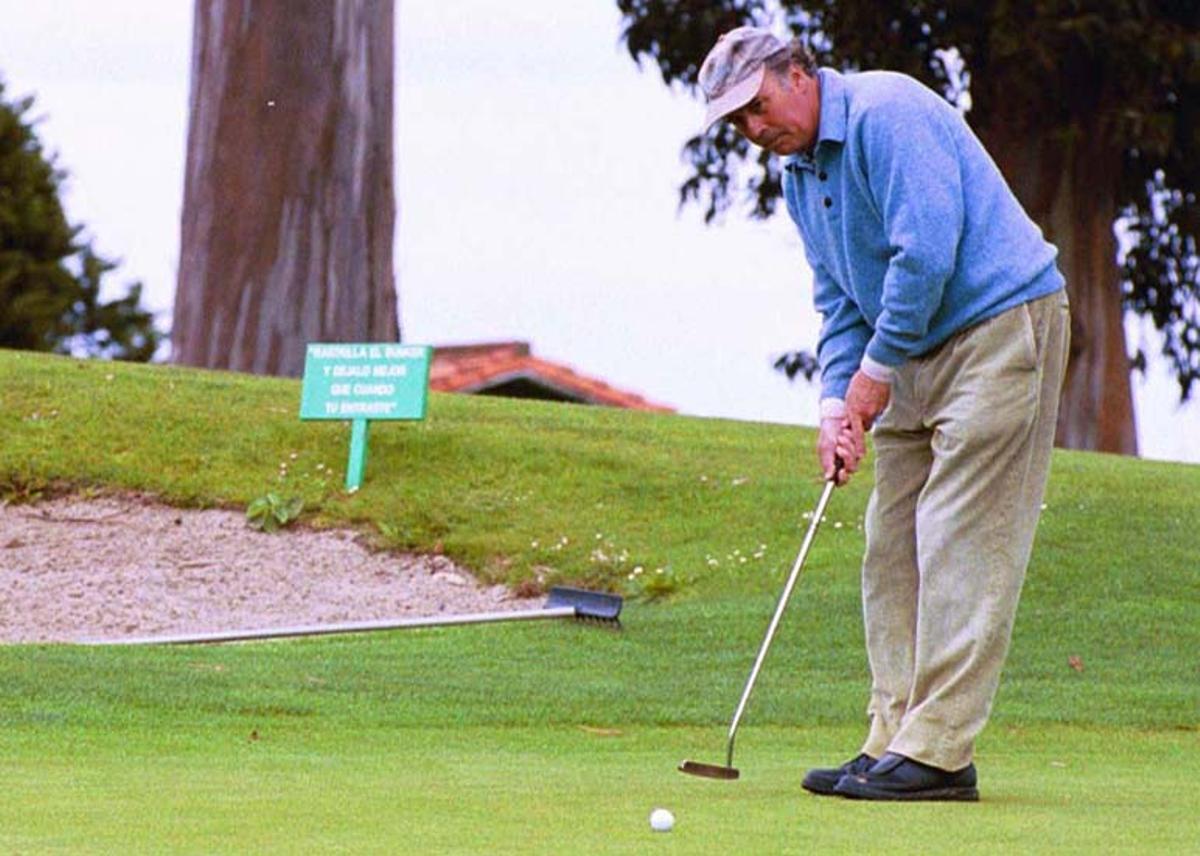 Novoa jugando al golf, uno de sus entretenimientos.