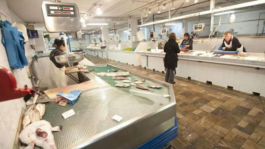 Placeros en el mercado de Santa Lucía, en la planta baja, donde están los puestos de pescado.